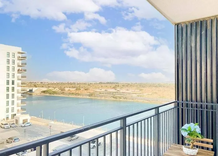 B1 Studio In Yas With Canal View