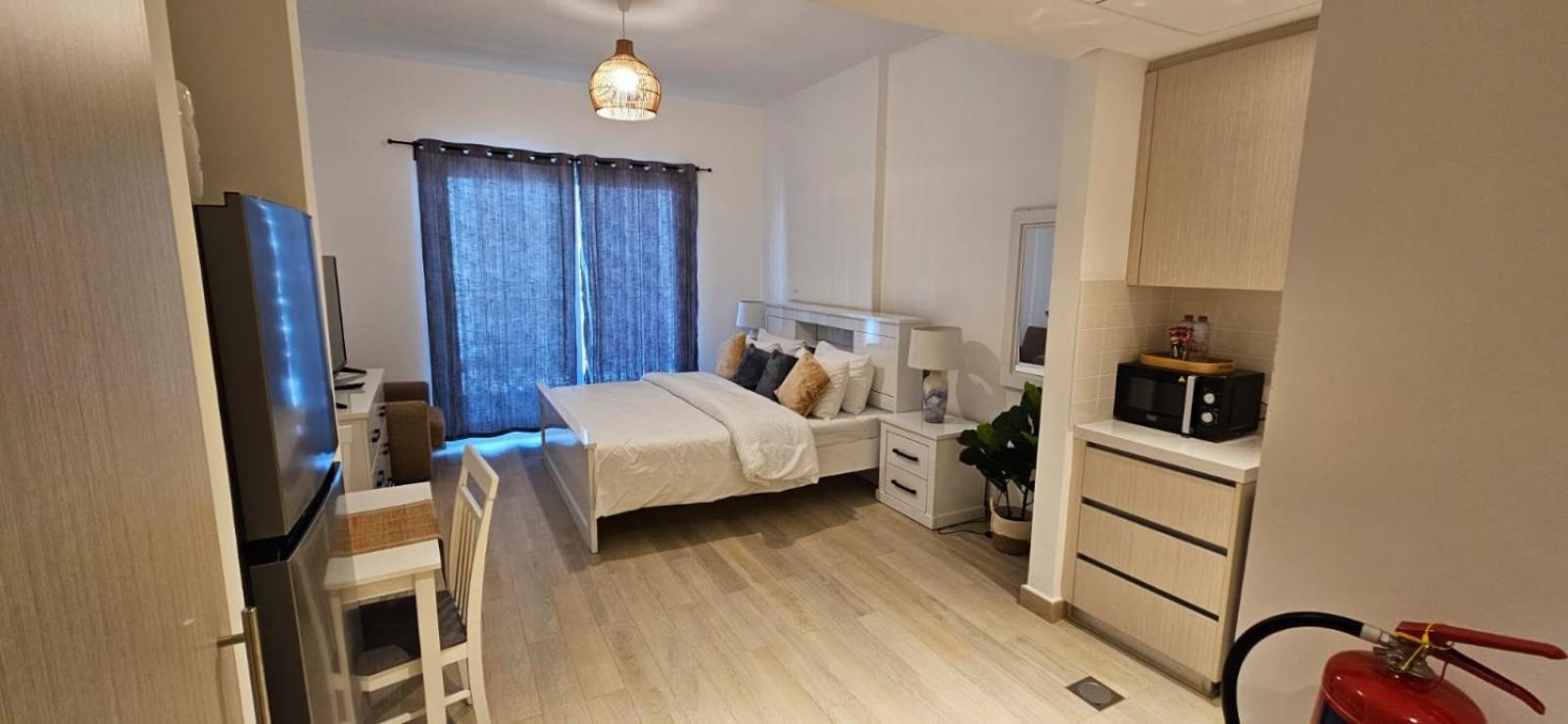 B1 In Yas With Canal View Apartment *