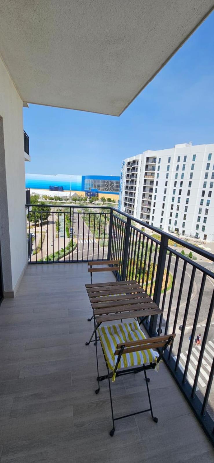 B1 In Yas With Canal View Apartment *