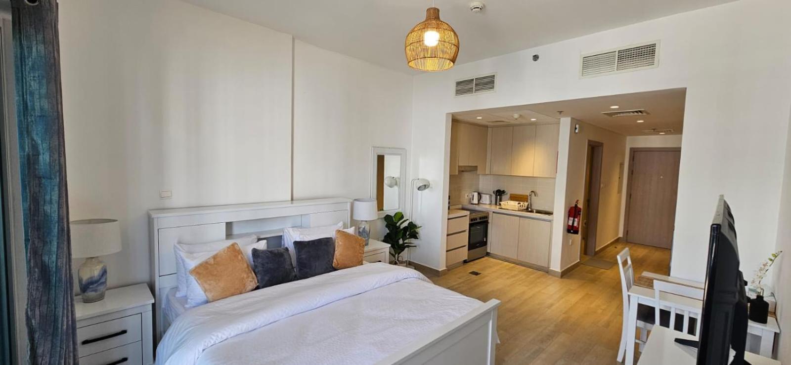 B1 In Yas With Canal View Apartment